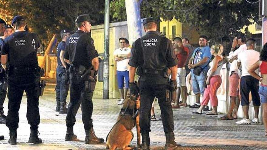 Policías custodian a los sospechosos durante el operativo llevado a cabo el miércoles en s´Arenal.