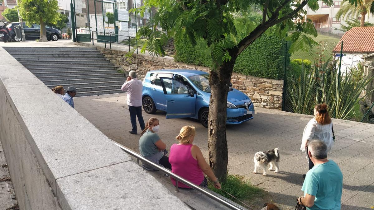 El vehículo tras bajar el tramo de escaleras, a la espera de la grúa.