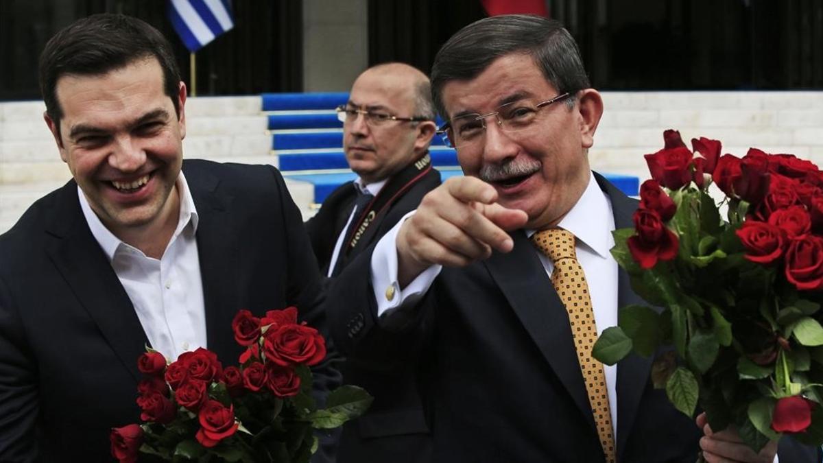 Los primeros ministros de Grecia y Turquía, Alexis Tsipras (izquierda) y Ahmet Davutoglu, respectivamente, en Esmirna.