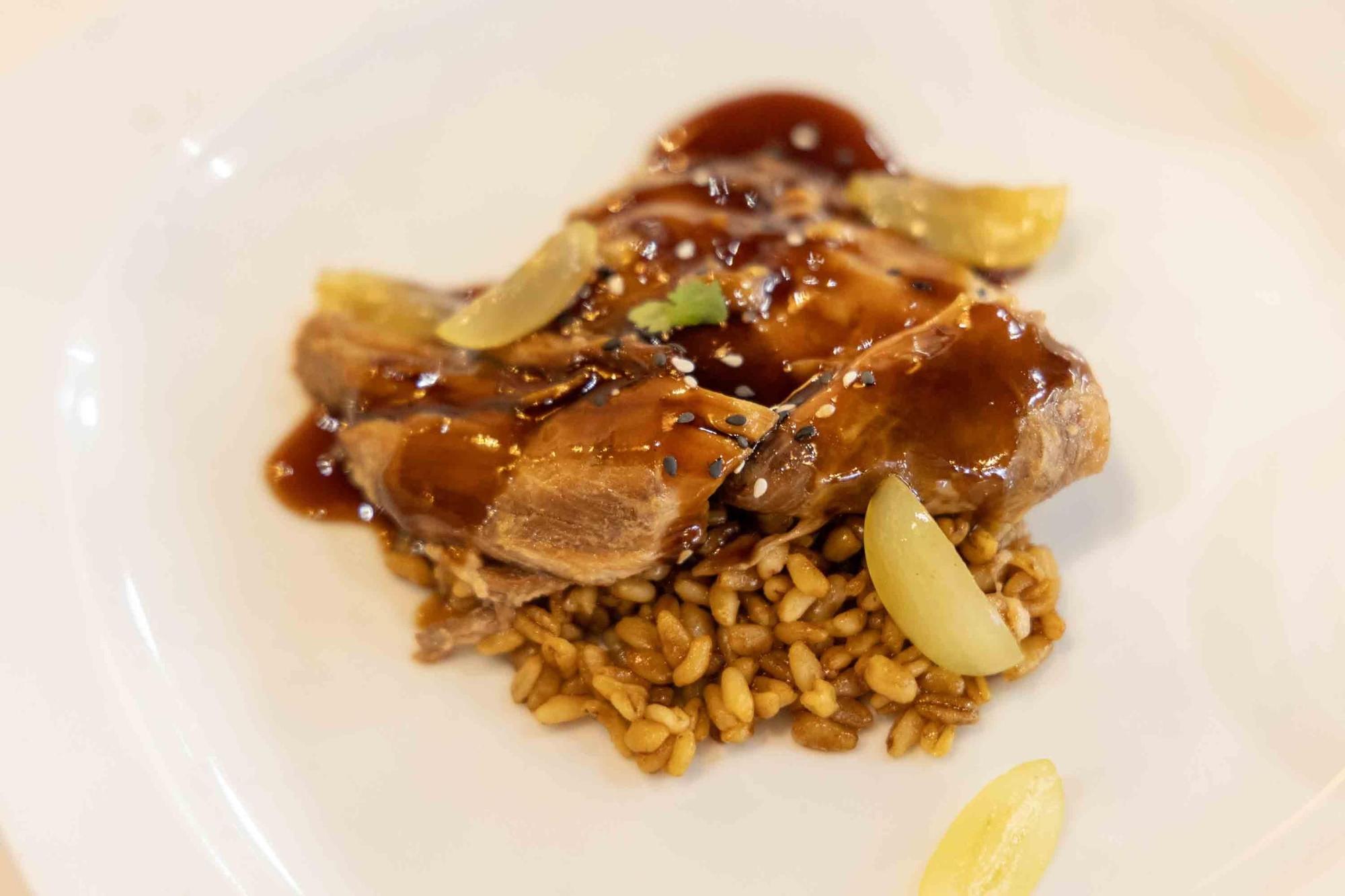 Cariño y sabor a Villena en Donde Diego, en el segundo día de "Menjars de la Terra" con la uva de mesa como protagonista