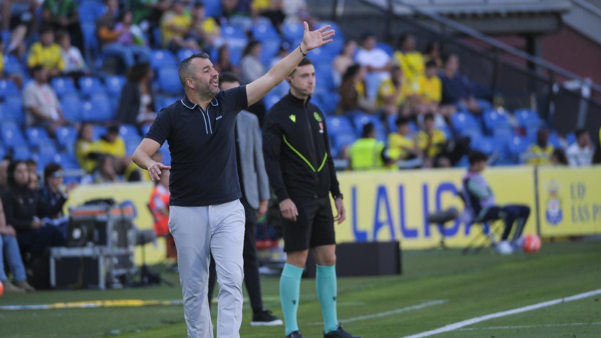 Diego Martínez da órdenes en el Estadio de Gran Canaria