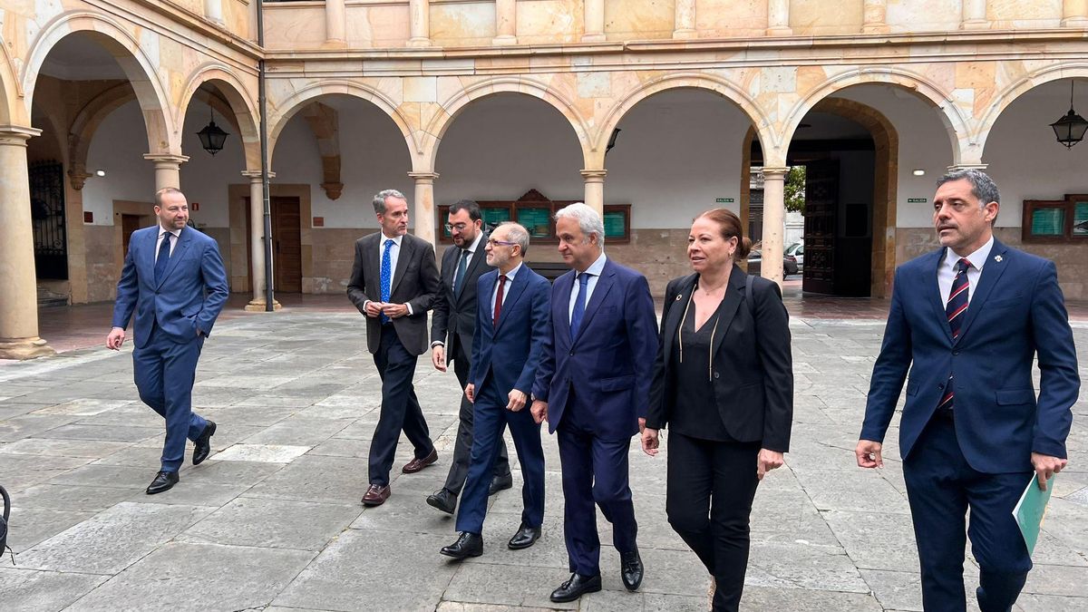 Enrique Valdés-Solís, Ángel Javier Muñoz, Adrián Barbón, Gabriel Bernal, Jesús María Chamorro, Myriam Hernández y Javier Fernández Teruelo, en el edificio histórico de la Universidad.