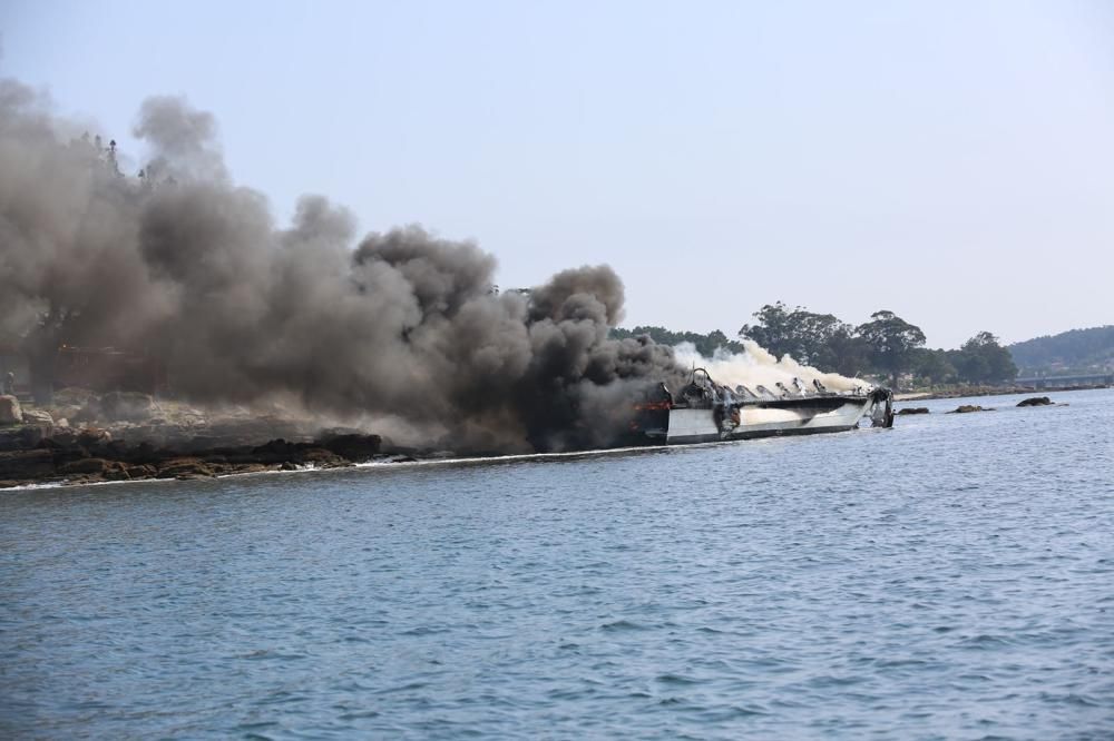 Arde un catamarán de pasajeros en A Toxa