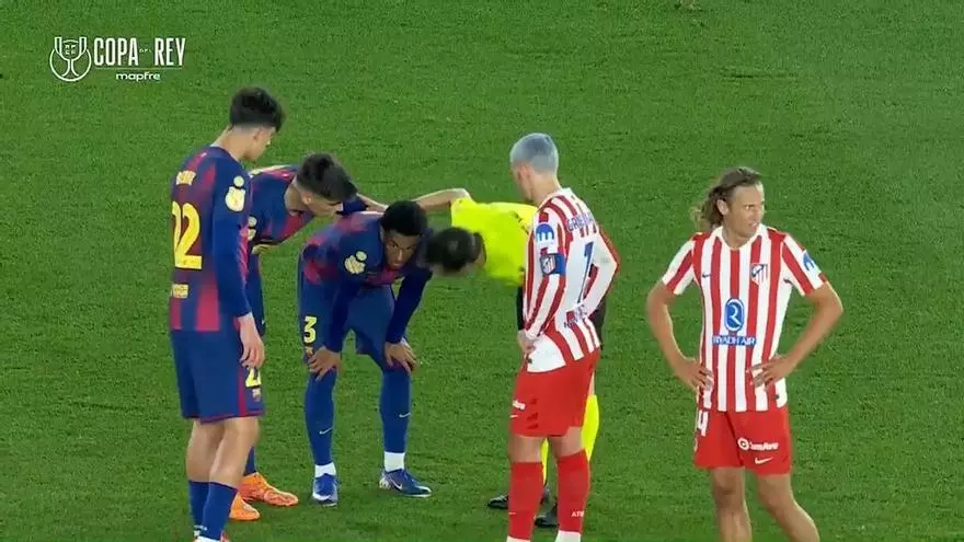 Alejandro Balde, hundido, se retira lesionado del terreno de juego