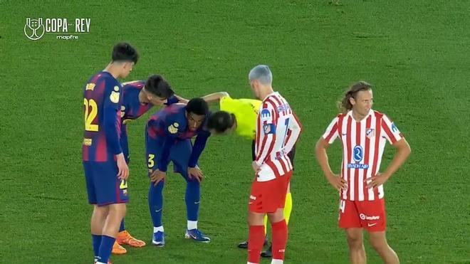 Alejandro Balde, hundido, se retira lesionado del terreno de juego