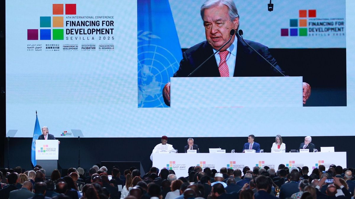 El secretario general de Naciones Unidas, António Guterres, interviene durante la inauguración de la IV Conferencia Internacional para la Financiación al Desarrollo de la ONU en Sevilla.