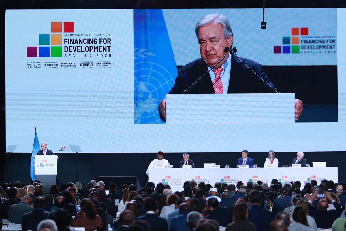 El secretario general de Naciones Unidas, António Guterres, interviene durante la inauguración de la IV Conferencia Internacional para la Financiación al Desarrollo de la ONU en Sevilla.