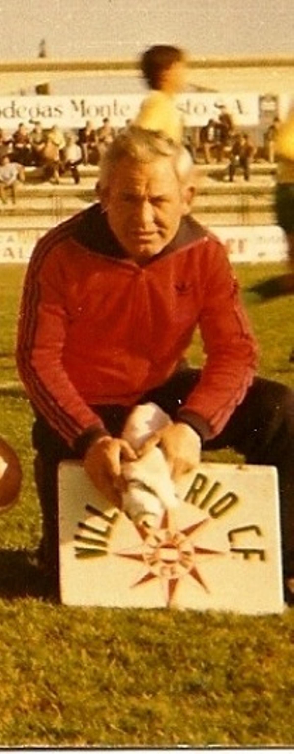 Antonio Núñez ‘El Rucho’, tiempo atrás, posando junto al escudo del Villa del Río.