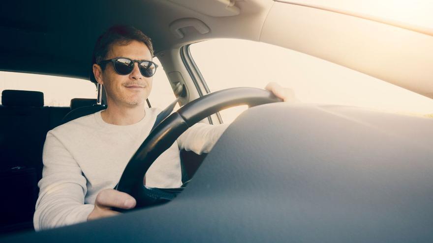 La DGT advierte: sin estas gafas de sol, pones en riesgo tu seguridad en carretera