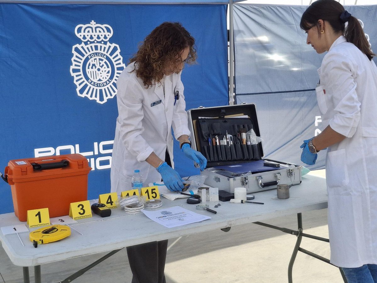 Las especialistas de la Policía Científica