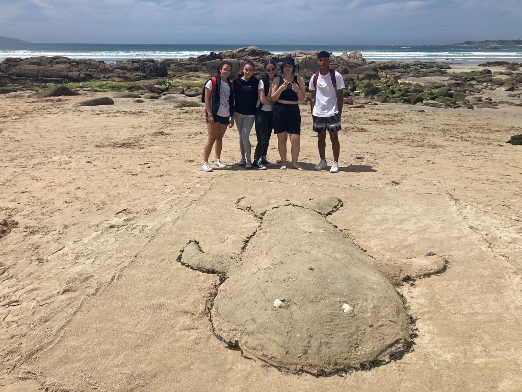 Alumnos durante la original clase de Dibujo impartida en A Lanzada.