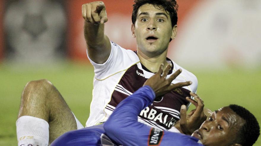 Valeri, en el suelo (de blanco) cuando todavía era jugador de Lanús.