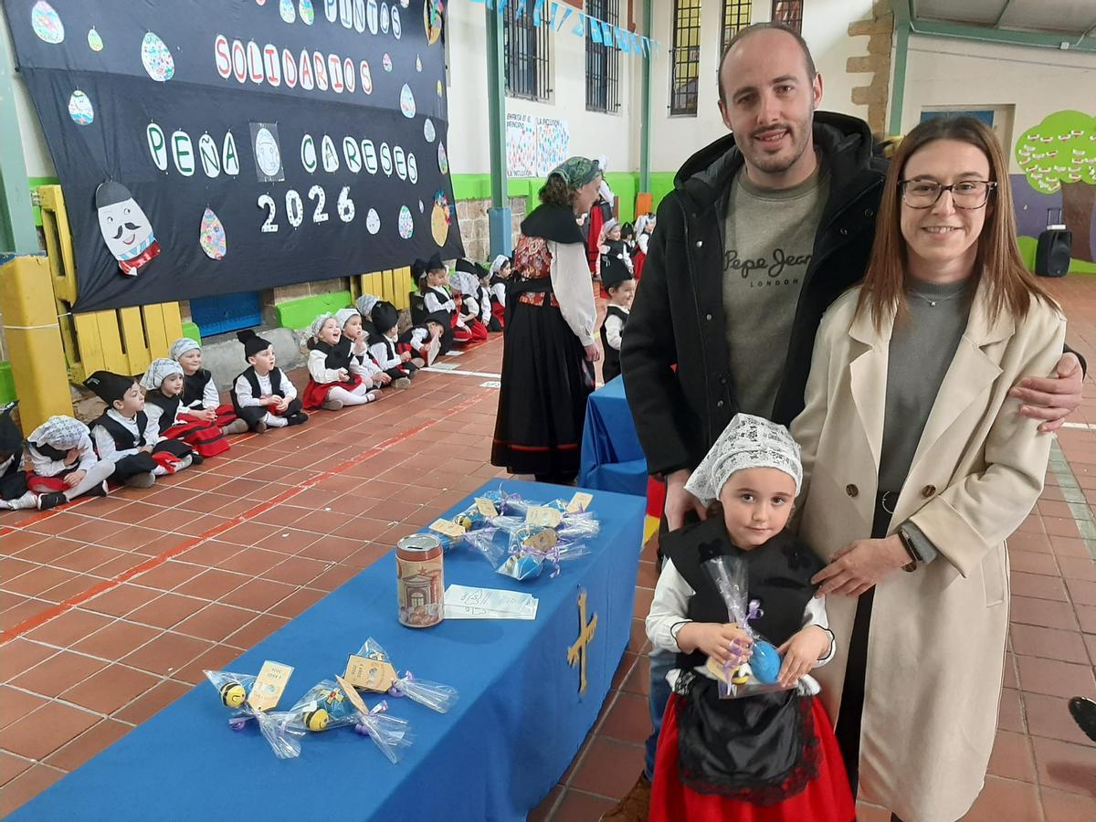 Rubén Suárez y Aida Prieto, con su hija Nora Suárez en el mercadillo