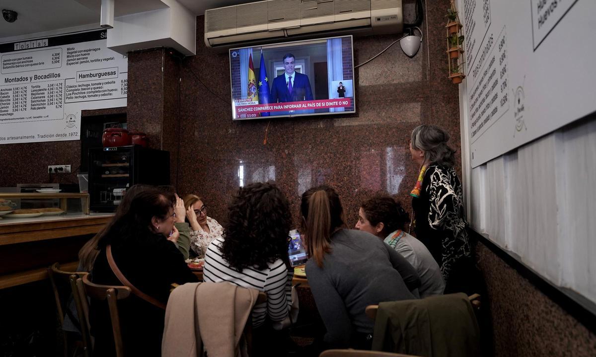 Pedro Sánchez, presidente del Gobierno, durante la declaración institucional en el Palacio de la Moncloa, desde un bar del centro de Madrid.