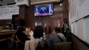 Pedro Sánchez, presidente del Gobierno, durante la declaración institucional en el Palacio de la Moncloa, desde un bar del centro de Madrid.