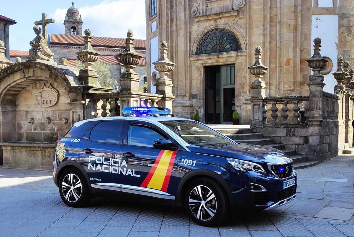 Un coche patrulla en el centro de Pontevedra.