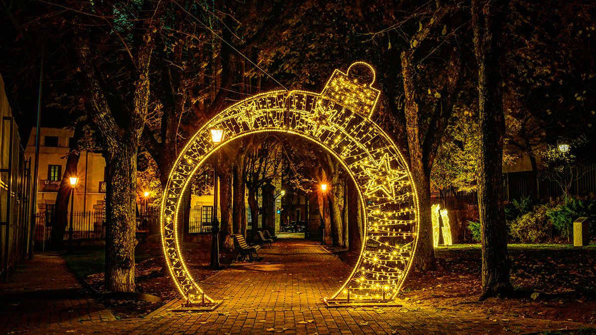 La iluminación navideña transforma los paseos arbolados en un escenario mágico para disfrutar al caer la noche.