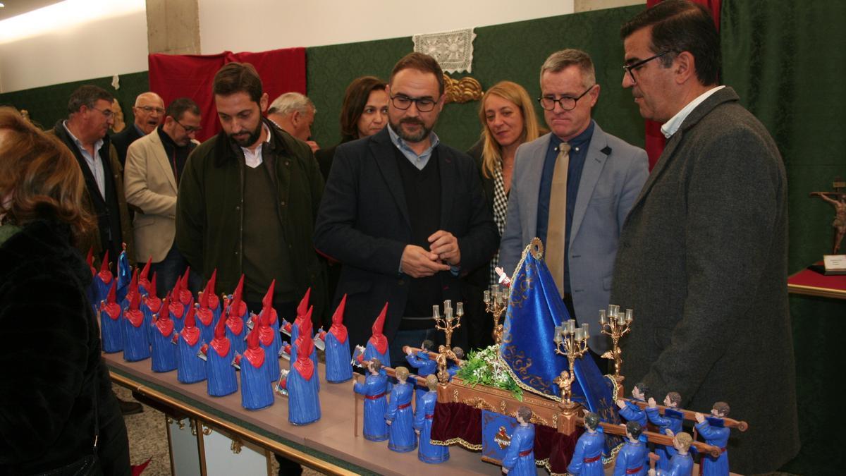 Juan Francisco Martínez, Isabel Casalduero, Diego José Mateos, María Ángeles Mazuecos, José Simón y Ángel Latorre, recorriendo la exposición de los Hermanos Simón, artesanos de Yecla, con la que se inauguraba el espacio.