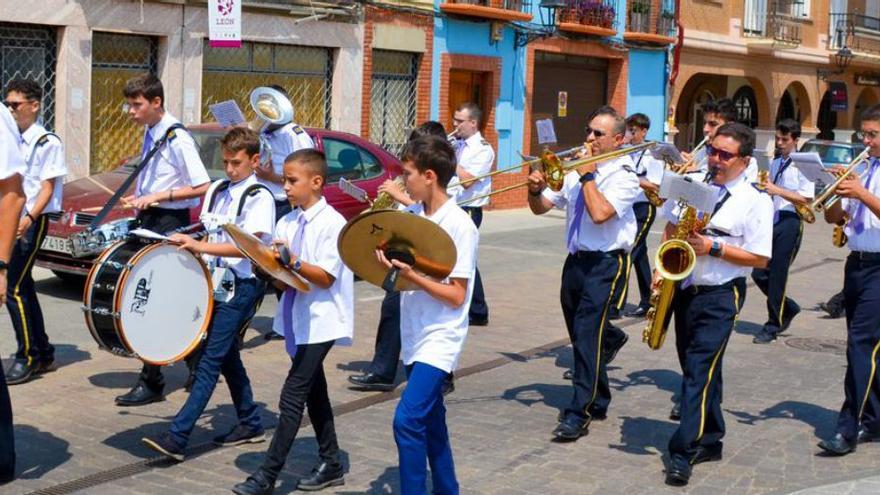 La Banda de Música de Valencia de Don Juan interpreta una pieza por las calles de la localidad. | A. Paredes