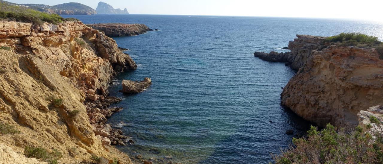 Cala Llentia, con es Vedrà al fondo.