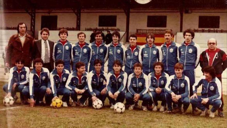 Jorge Eduardo Rodríguez, el primero por la izquierda en la fila superior, con la plantilla del Benicarló que dirigió en la temporada 1983/84