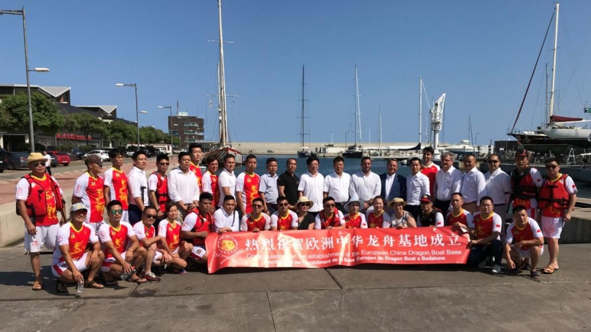 Comitiva que asistió al nombramiento de Badalona como base europea del Dragon Boat el pasado fin de semana en el puerto