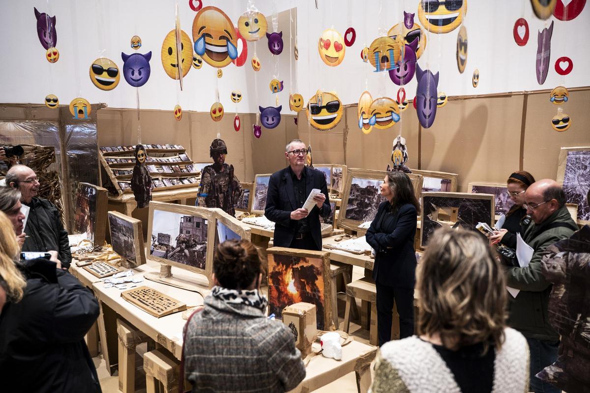 El artista suizo Thomas Hirschhorn durante la inauguración de la última exposición temporal del museo.
