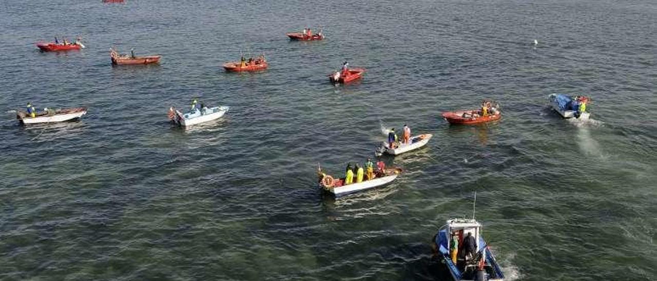 Trabajos en el libre marisqueo en Arousa, ayer. // Noé Parga