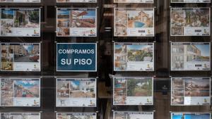 Archivo - Anuncios de viviendas en venta en una inmobiliaria, a 15 de abril de 2024, en Palma de Mallorca, Mallorca, Baleares (España). El pasado 16 de abril, el Pleno del Parlament de las Illes Balears aprobó una Ley, proveniente del Decreto Ley 6/2023,