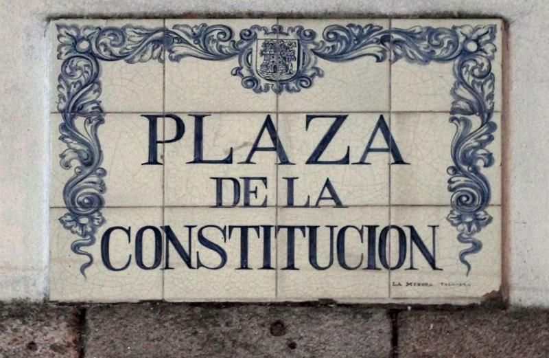 Ejemplo de letrero de cerámica en la plaza de la Constitución