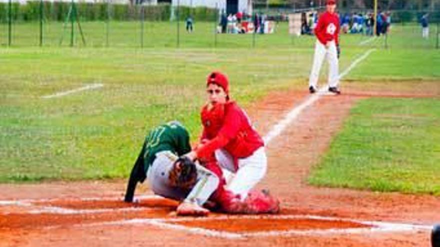 Una acción de uno de los partidos de la Pony League.