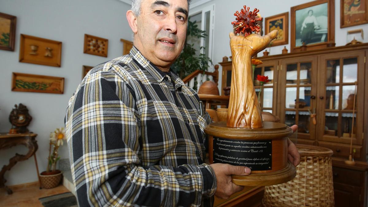 José Pérez, artesano de la madera del municipio berciano de Cabañas Raras (León)