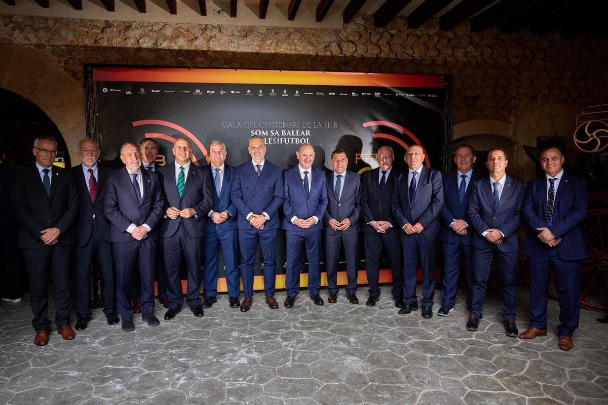 La FFIB ha reconocido a los clubes, jugadores y personas que han ayudado a contruir y fomentar el fútbol en Baleares La FFIB ha reconocido a los clubes, jugadores y personas que han ayudado a contruir y fomentar el fútbol en Baleares