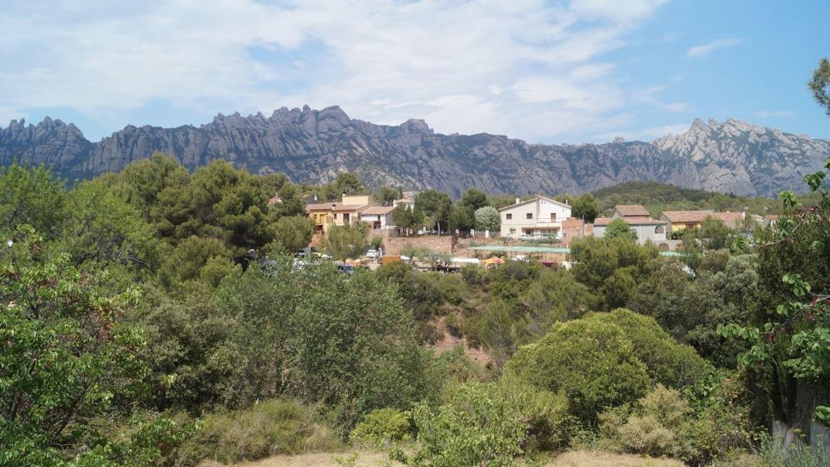 Una zona del Bruc amb Montserrat al fons