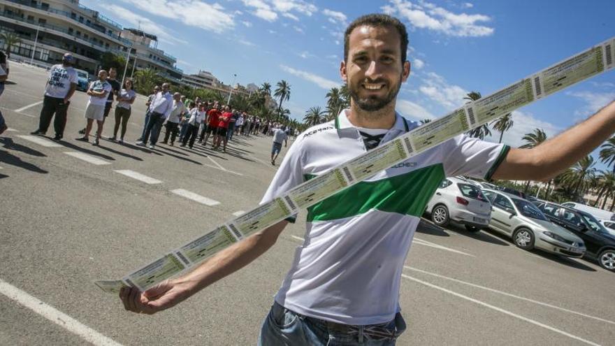 Un seguidor del Elche con entradas del partido ante el Villarreal B