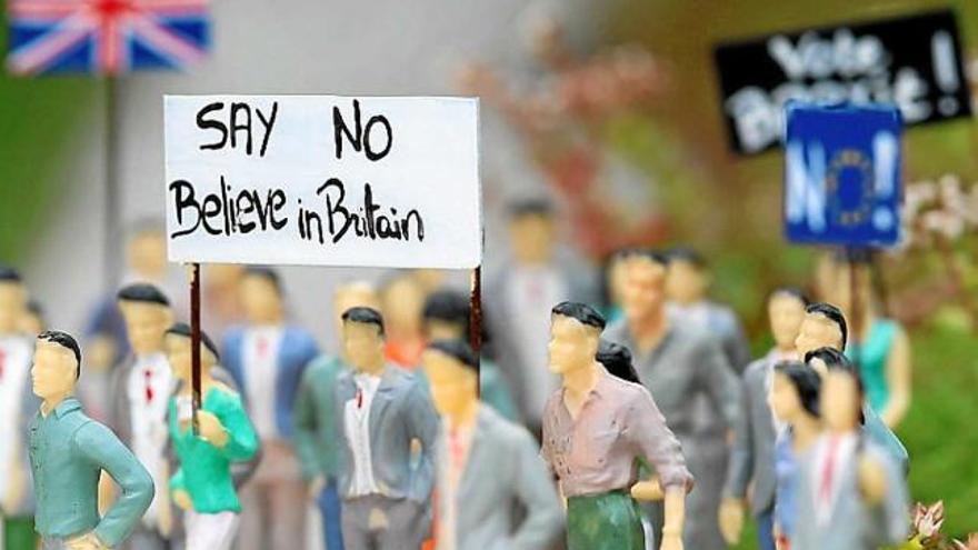 Figures representant simpatitzants del Brexit davant el Parlament britànic, exposades al parc de miniatures Mini-Europe a Brussel·les