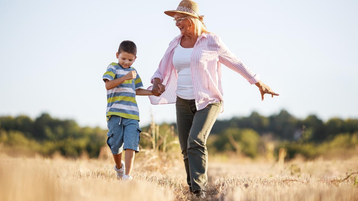 Una mujer paseando con su nieto