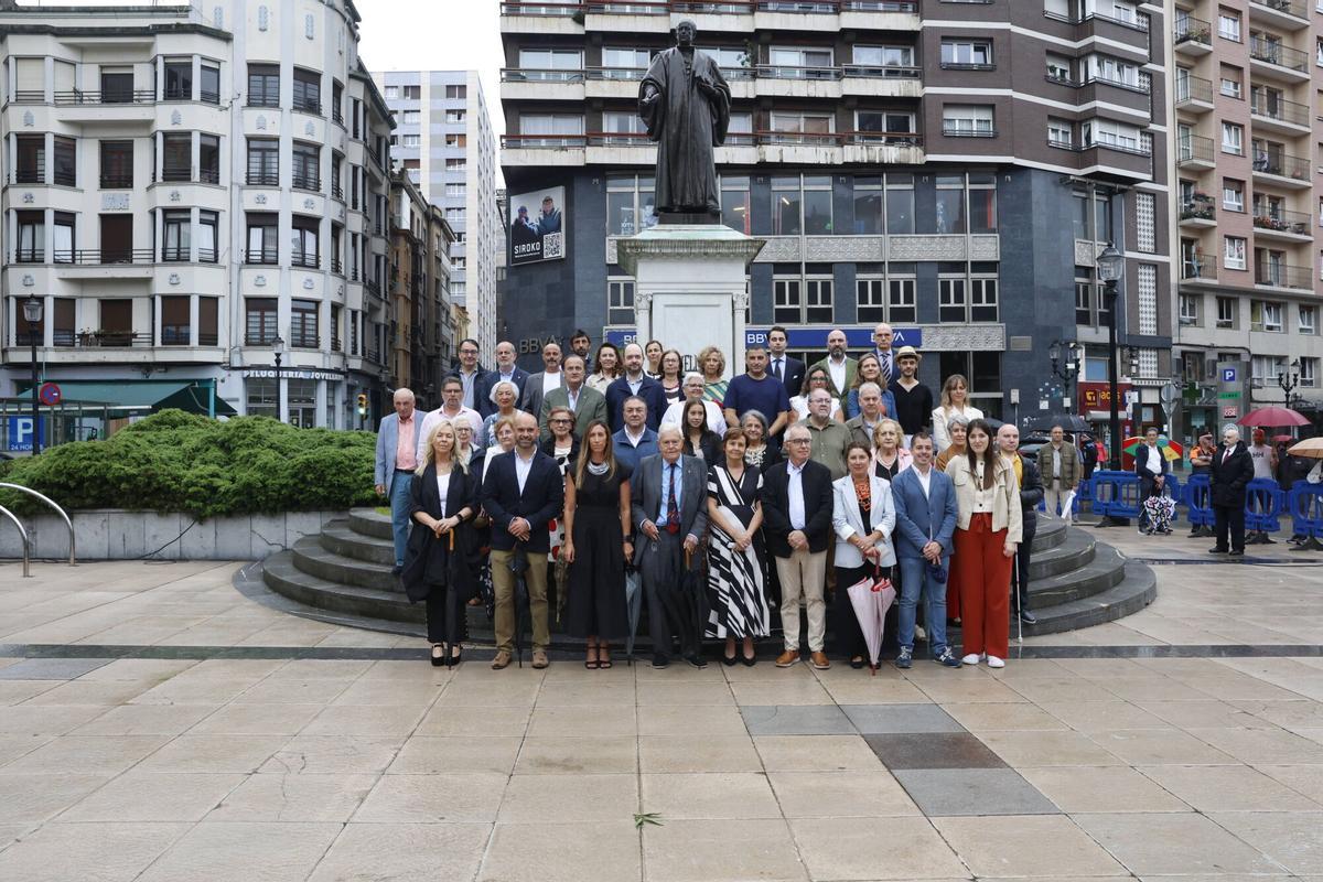 La ofrenda floral a Jovellanos en la plaza del Seis de agosto de Gijón, en imágenes