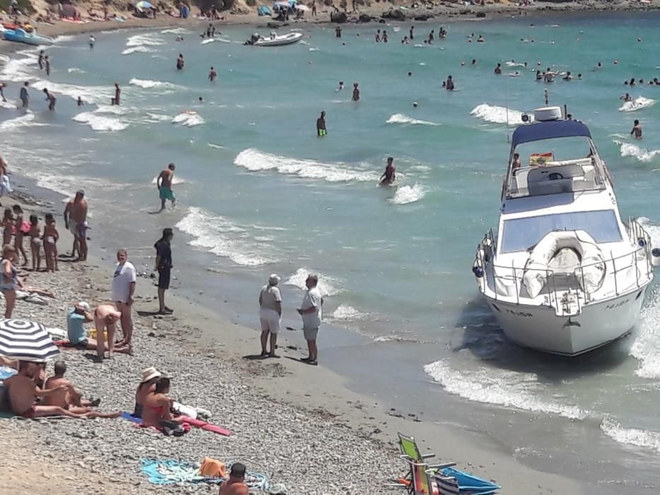 Rescatadas dos personas de tres barcos varados en la playa de la isla de Tabarca