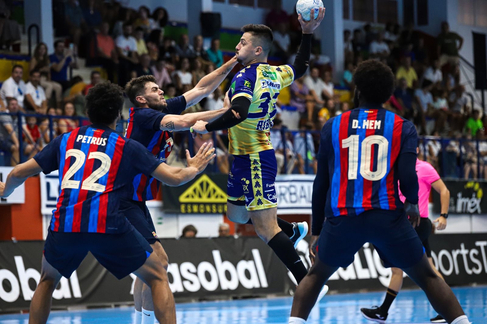 Gonçalo Ribeiro se eleva ante Lángaro, del Barça.