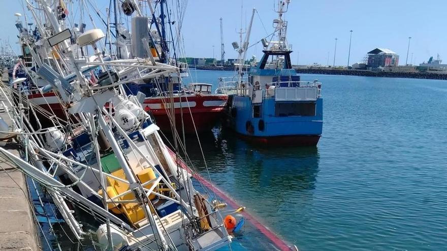 Susto en Lanzarote: un barco atunero con 10.000 litros de combustible se hunde en el Puerto de Arrecife