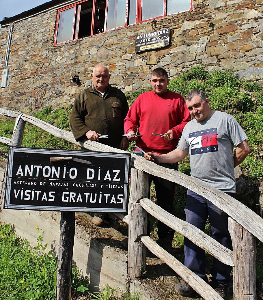 Los Díaz: Antonio, el más veterano; Aurelio, el más joven, y el hijo del primero y padre del segundo, Antonio, en el taller de Vega de Llan. | T. C.