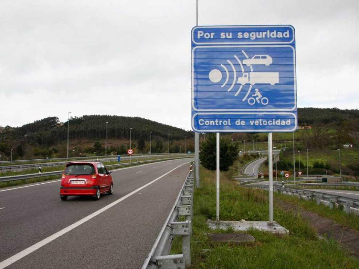Un aviso de radar fijo en el tramo de autovía entre Gijón y Villaviciosa.