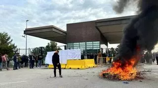 Els treballadors del Puig de les Basses bloquegen l'accés a la presó reclamant més seguretat