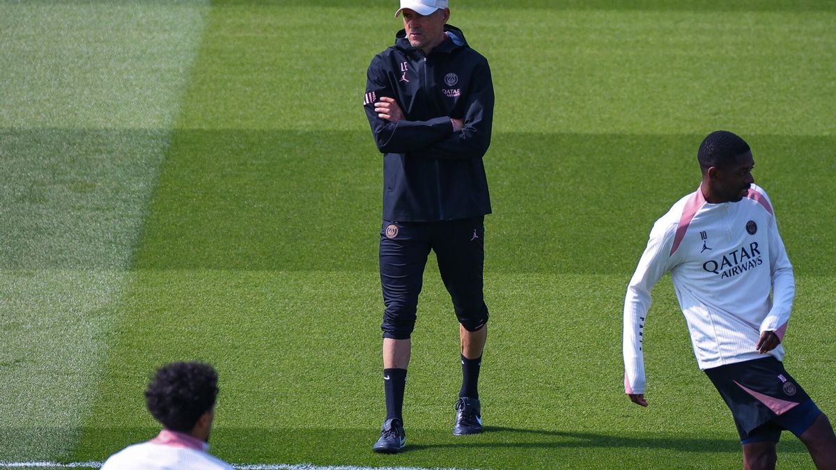 Ousmane Dembélé y Luis Enrique, durante el entrenamiento del PSG previo a su partido contra el Arsenal.