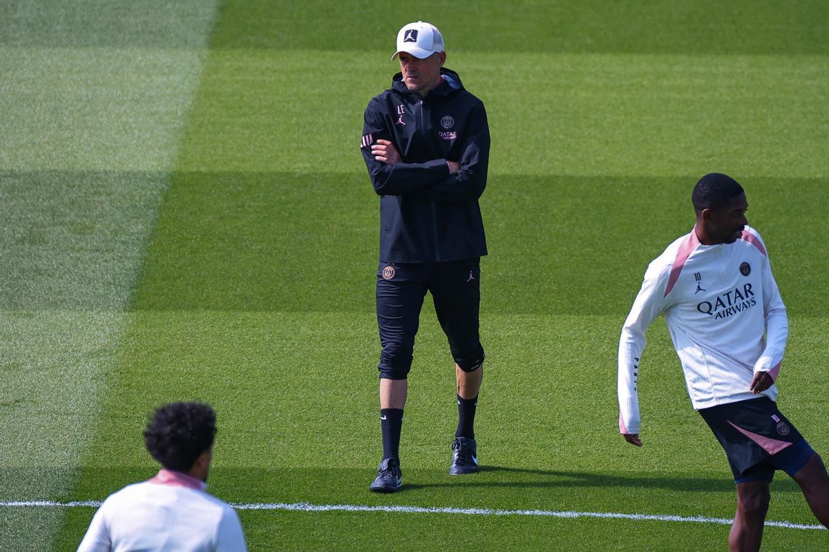 Ousmane Dembélé y Luis Enrique, durante el entrenamiento del PSG previo a su partido contra el Arsenal.