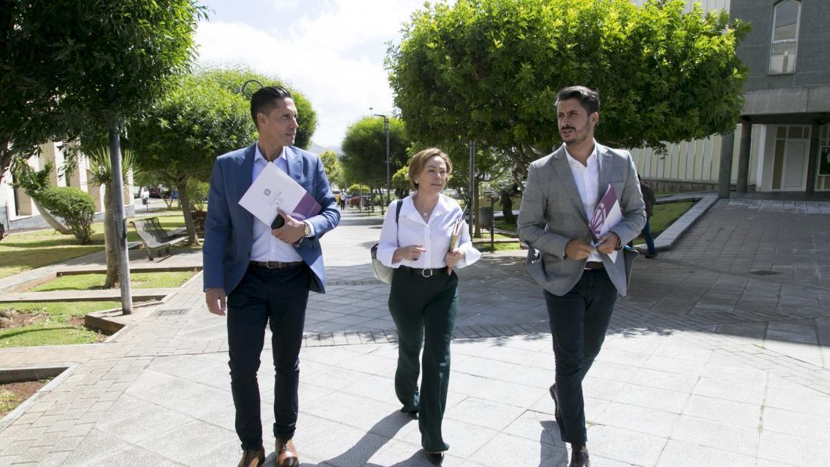 El alcalde de La Laguna, Luis Yeray Gutiérrez (d), y la rectora de la ULL, Rosa Aguilar.