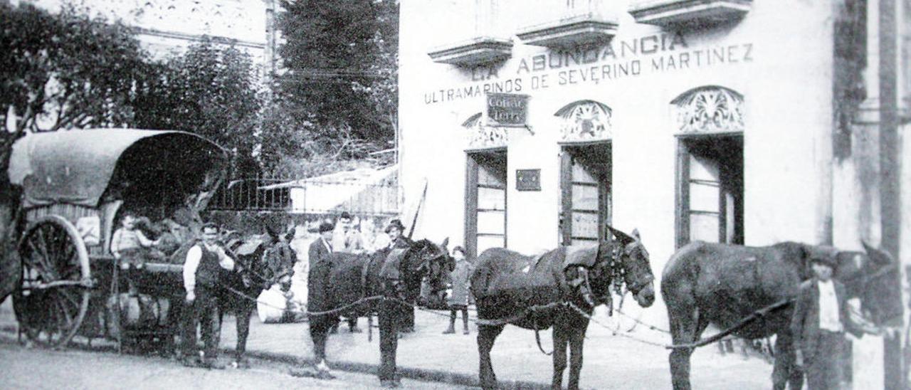 Carromato dos Troitiño de Cerdedo, tomada nos anos 20 en Pontevedra diante da Casa Comercial Severino Martínez. // Imaxe de arquivo de Luis Caxide, publicada na Miscelánea Histórica e Cultural A Estrada