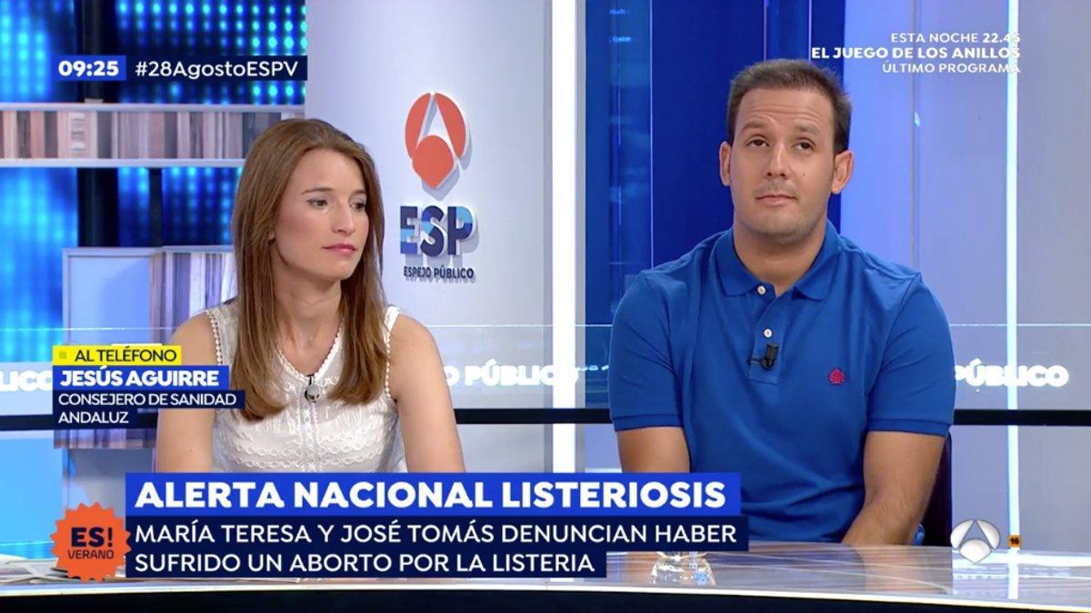 Jesús Aguirre, consejero de Salud y Familias de la Junta de Andalucía, hablando con un matrimonio que había perdido su bebé por el brote de listeriosis en 'Espejo público'