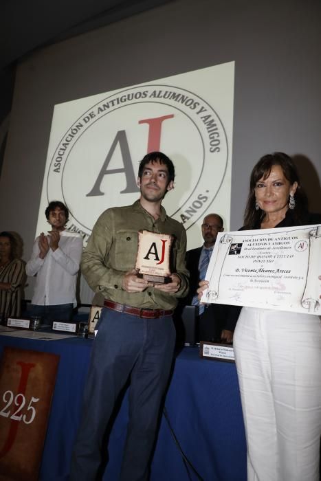 Entrega de distinciones a los antiguos alumnos del Instituto Jovellanos.